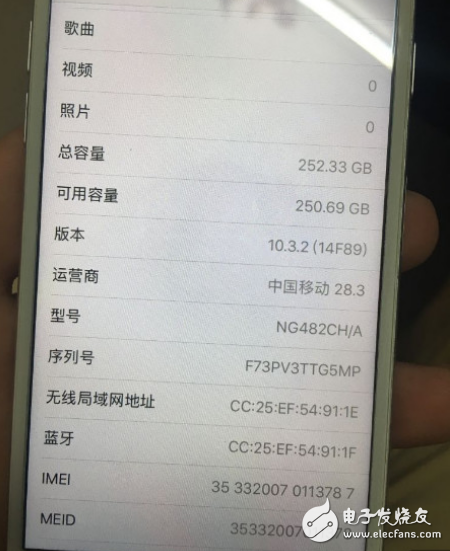 中國第一臺256GB iPhone6 看網(wǎng)友“神手”更換iPhone6內(nèi)存